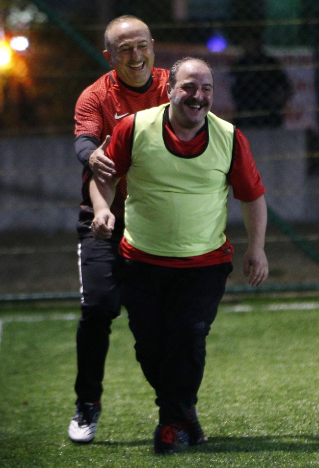 Bakanlar ve AK Partili milletvekilleri halı saha maçı yaptı